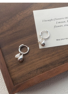 Detail view of 925 silver hoop earrings with detachable white pearl and metallic teardrops