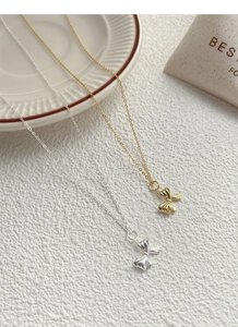 Detailansicht der 925er Sterling Silber Schleifenanhänger in Gold und Silber auf weißem Grund