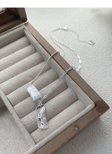Dettaglio della collana di perle barocche con pendente quadrato irregolare in argento