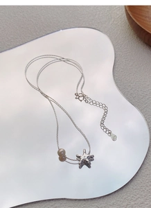 Vue macro détaillée du collier étoile de mer en argent S925 avec perles d'eau douce