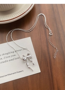 Détail du collier noeud papillon en argent sterling S925 avec chaîne à billes et fermoir