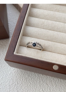Detailaufnahme eines S925 Silberrings im Vintage-Stil mit schwarzem Onyx und Olivenblatt-Design
