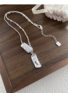 Dettaglio della collana in argento S925 con perla barocca e pendente rettangolare