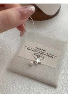 Détail du collier en argent S925 avec une perle d'eau douce et pendentif étoile de mer