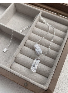 Dettaglio della collana in argento S925 con perla barocca e pendente rettangolare irregolare