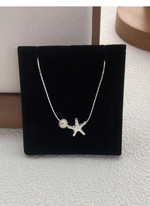 Détail du pendentif étoile de mer en argent S925 avec perle blanche et zircons brillants