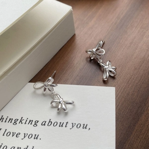S925 sterling silver double bow earrings with a minimalist sweet ribbon drop design