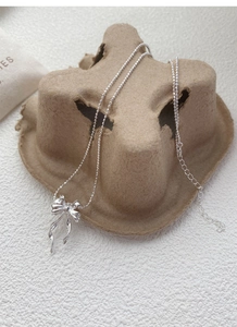 Détail macro du pendentif papillon en argent sterling S925 avec chaîne à billes et fermoir