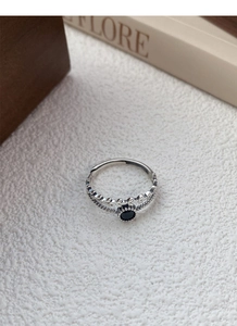Nahaufnahme des S925 Silber-Doppelrings mit Ähren-Design und schwarzem Zirkonia-Stein