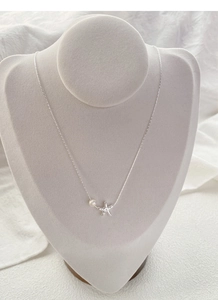 Détail du collier en argent S925 avec perle naturelle et pendentif en forme d'étoile