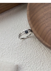 Detailaufnahme des S925 Sterlingsilber Weizenähre Doppelring mit schwarzem Edelstein
