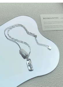 Dettaglio della collana a doppio strato in argento S925 con perla barocca e pendente ondulato