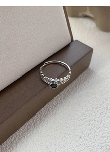 Makroaufnahme von S925 Sterling Silber Weizenähre Ring mit schwarzem Zirkon