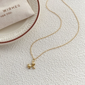 Elegante Halskette aus 925er Sterlingsilber mit Schleifenanhänger in 18K Goldoptik
