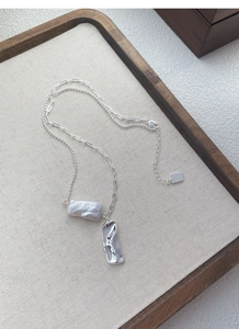 Dettaglio della collana a due strati in argento S925 con perla barocca e pendente lava