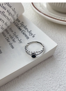 Nahaufnahme des S925 Sterling Silber Weizenähren-Rings mit schwarzem Stein im Retro-Stil