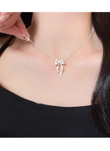 Collier avec pendentif papillon en argent S925 porté élégamment sur le cou