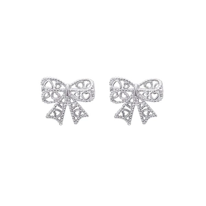 Orecchini a fiocco in argento sterling S925 con motivo a cuore traforato su sfondo bianco