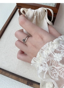 Nahaufnahme von Vintage-S925-Silberringen mit Ähren-Design und schwarzem Stein an der Hand