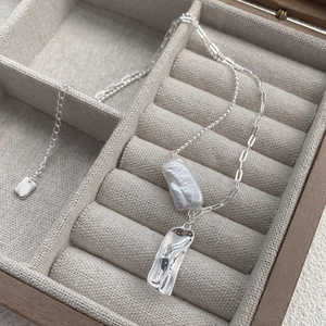 Elegante collana in argento S925 con perla barocca e ciondolo quadrato irregolare chic