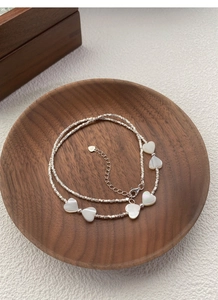 Détail du collier double rang en argent S925 avec pendentifs en nacre blanche en cœur