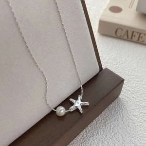 Collier en argent S925 avec pendentif étoile de mer et perle sur un présentoir