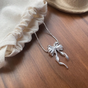 Élégant collier avec pendentif papillon en argent sterling S925 et chaîne à billes sur bois