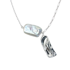 Collana con perla barocca, ciondolo d'argento irregolare e catena mista asimmetrica
