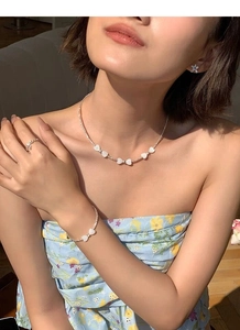 Vue détaillée d'une parure en argent S925 avec pendentifs cœur en nacre blanche