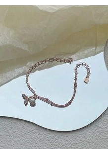 Détail d'un bracelet queue de poisson en argent S925 doré rose avec zircon et perle
