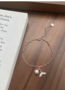 Détail du bracelet en argent S925 or rose avec perle et pendentif queue de poisson