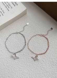 Détail de bracelet queue de poisson en argent S925 avec des perles brillantes
