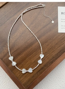 Vue détaillée du collier en perles d'argent S925 avec cœurs blancs en nacre douce
