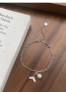 Détail du bracelet en argent S925 avec pendentif queue de poisson et perle