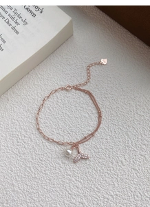 Détail du bracelet en argent S925 avec queue de poisson, perle et fini or rose
