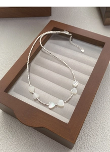 Détail du collier en argent S925 avec cinq perles en nacre en forme de cœur blanc