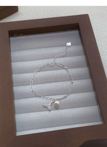 Détail macro du bracelet queue de poisson en argent S925 avec perle et pendentif
