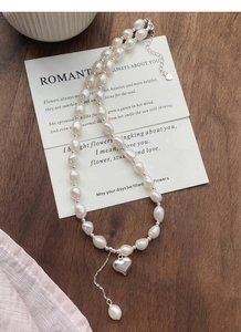 Dettaglio del ciondolo a cuore in argento S925 e della collana di perle d'acqua dolce