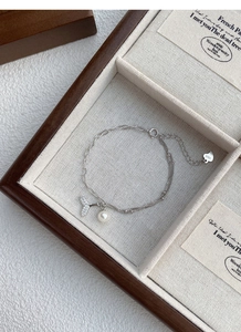 Détail du bracelet en argent S925 avec queue de poisson, perle et oxydes de zirconium
