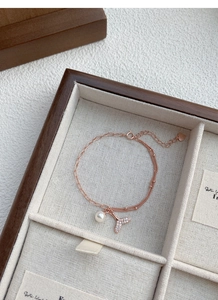 Détail du bracelet perle queue de poisson en argent S925 or rose avec double chaîne