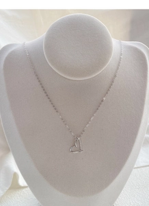 Detail der S925 Sterlingsilber Herz Halskette mit Mikro-Pavé-Diamanten auf Schmuckständer