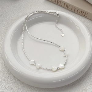 Collier en argent S925 avec pépites d'argent et charmes en forme de cœur en nacre blanche
