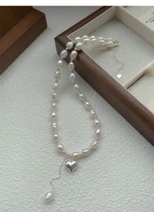 Dettaglio del ciondolo a cuore in argento S925 e perle barocche su collana elegante