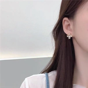Minimalist S925 silver square geometric pearl stud earrings on model for an elegant look
