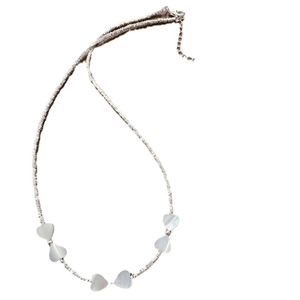 Élégant collier en argent S925 avec cinq breloques en nacre blanche en forme de cœur
