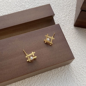 Minimalist geometric S925 silver pearl stud earrings with gold grid design for women