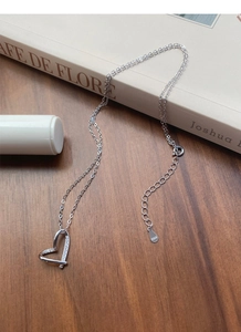 Detailaufnahme des Herzanhängers aus S925 Sterlingsilber mit glitzernden Zirkonia