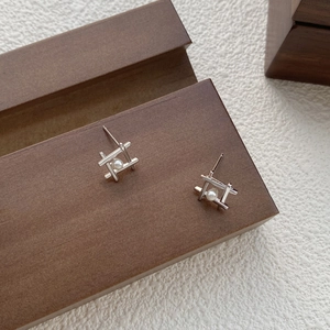 Minimalist S925 silver geometric grid stud earrings featuring central round white pearls