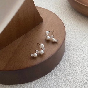Elegant S925 sterling silver curved pearl earrings with sparkling diamond accents