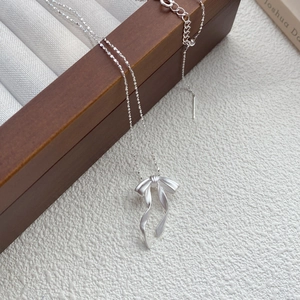 Collier nœud en argent sterling S925 avec perle d'eau douce et finition mate